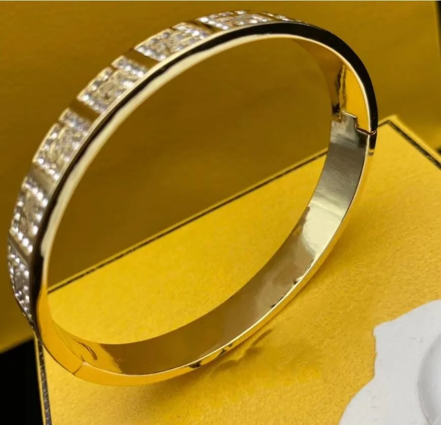 2022 europeu e americano letras diamante parafuso prisioneiro moda retro selvagem de alta qualidade brincos e pulseira conjunto feminino entrega rápida249k