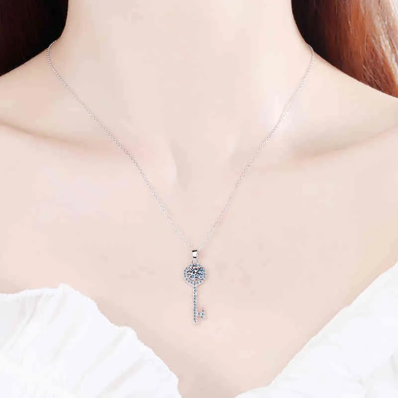 Godkänd diamanttest Moissanite 925 Sterling Silver Key Simple Clavicle Chain Pendant Necklace Women Fashion Cute Smycken 051CT8592680