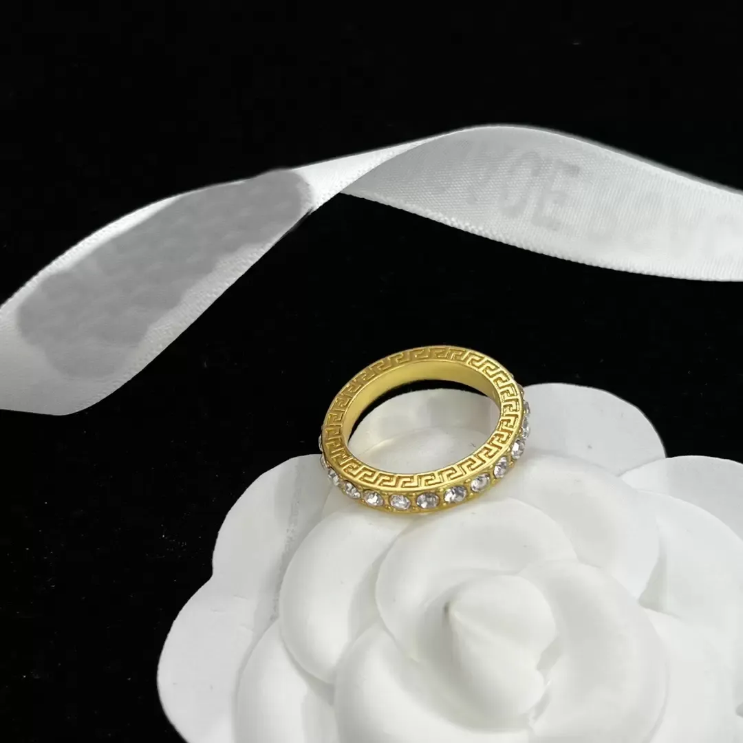 Classic Women Engagement Rings v Letter Diamond Design Medusa Hoofd Portret Griekenland Meander Patroon 18K GOUD GEPLATED Medusas Ring Design 217m