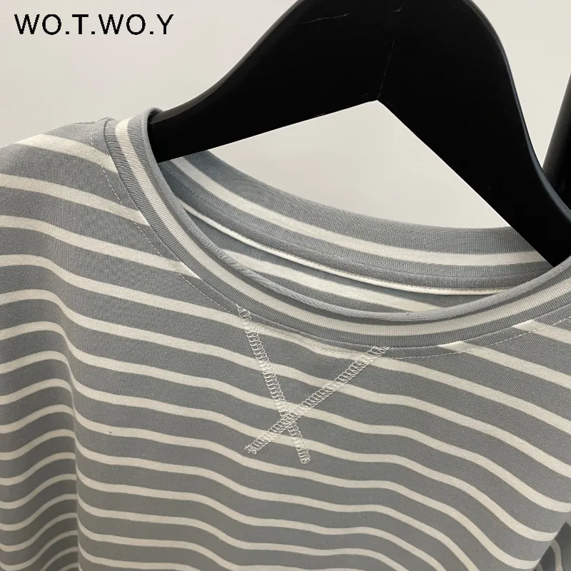 Womens Tshirt Wotwoy فضفاضة طويلة الأكمام مخطط قميص Tee Women Spring Oneck القطن غير الرسمي tshirt أنثى القمم الكورية الأساسية Harajuku Goth 220829