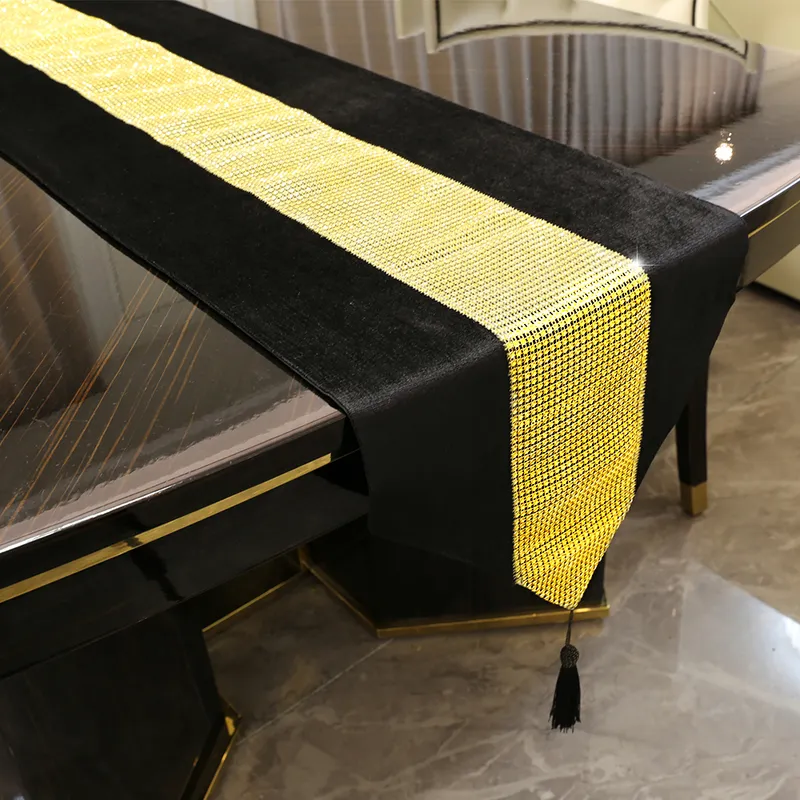 Chemin de table à pampilles européen avec des strass dorés faits à la main de luxe Coureurs Moderne Velours Décoratif Taie D'oreiller Serviette Noir 220615