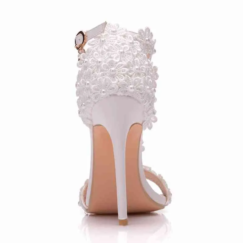 サンダルクリスタル女性足首サンダルハイヒールの結婚式の靴エレガントな白いレースの花真珠とタッセル220419