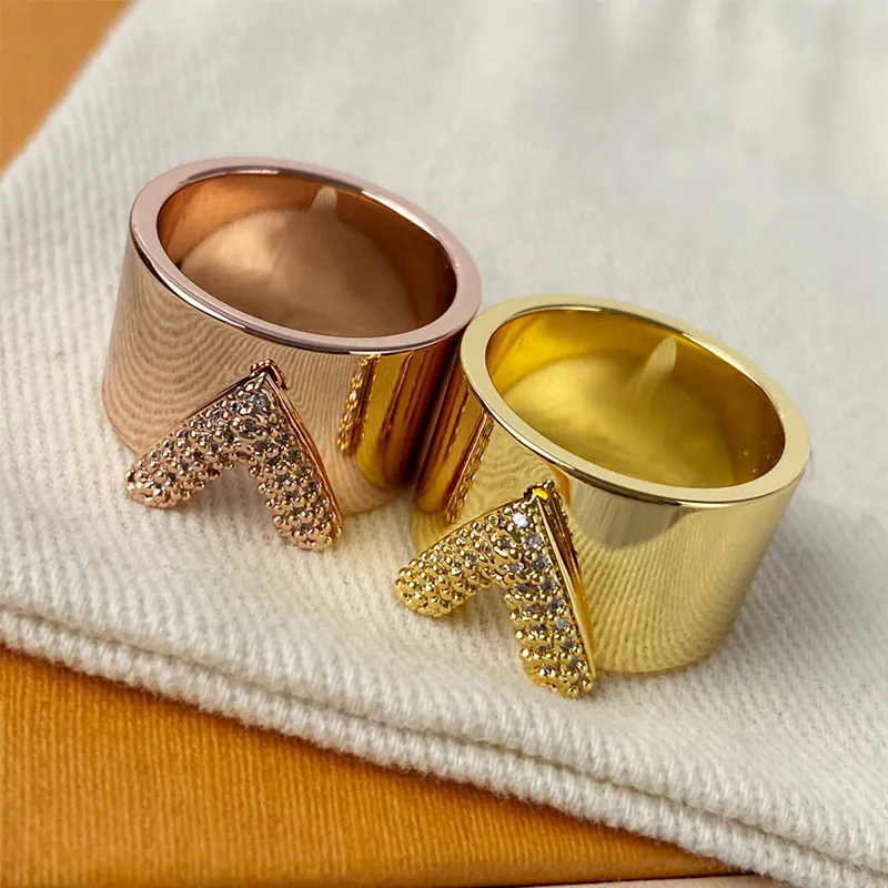 Clássico de luxo diamante v anel designer de moda masculino e feminino anéis de casamento de cristal 316l titânio banhado a ouro 18k jew2963
