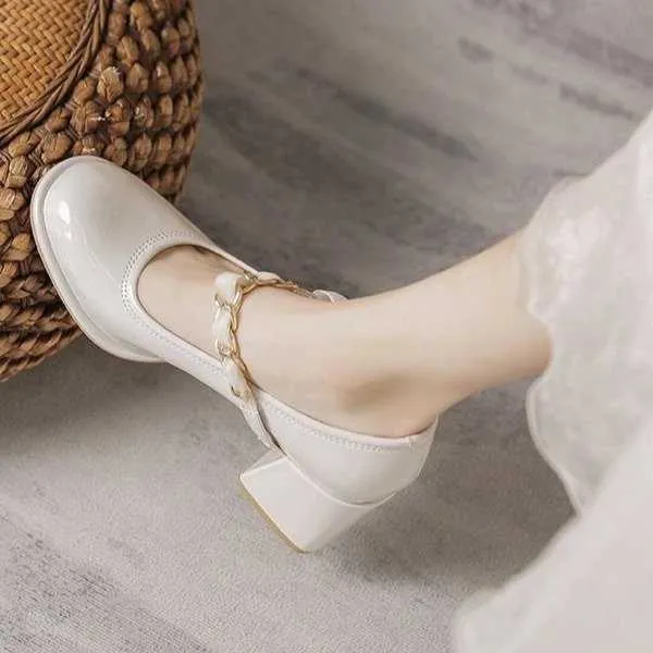 2022 Ny vår och sommar kvinnors patent läder sandaler brittisk stil tjock hög klack båge tå läderskor för damer arbete kontor bröllop svart vit sko