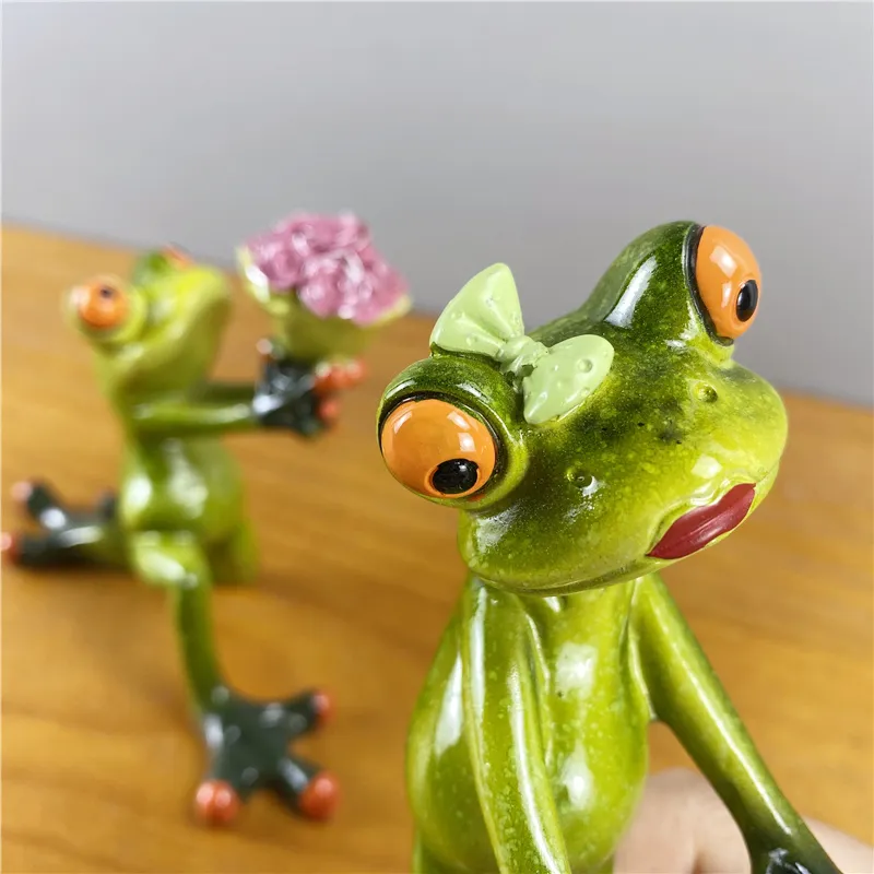 NORTHEUINS 15cm Resin Proposal Send Flowers Leggy Couple Frog Figurines Creative Animal Valentine's Day Present Home Desk Decor 220329