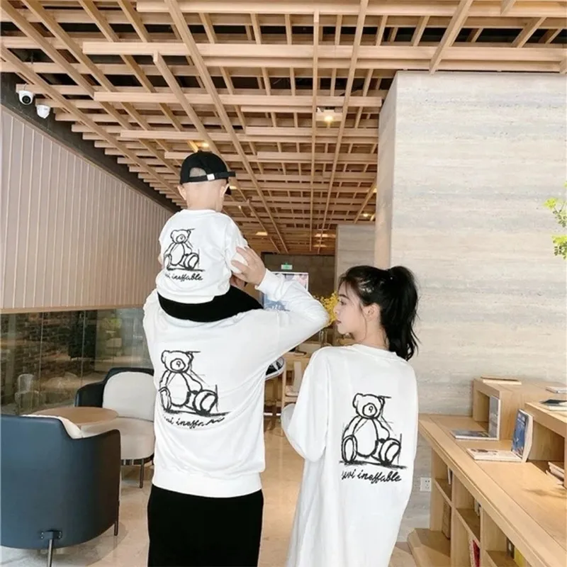 여름 바로 니브 곰 프린트 라운드 넥 티셔츠 가족 외모 중간 치마 캐주얼 가족 일치하는 복장 엄마와 나 드레스 220531