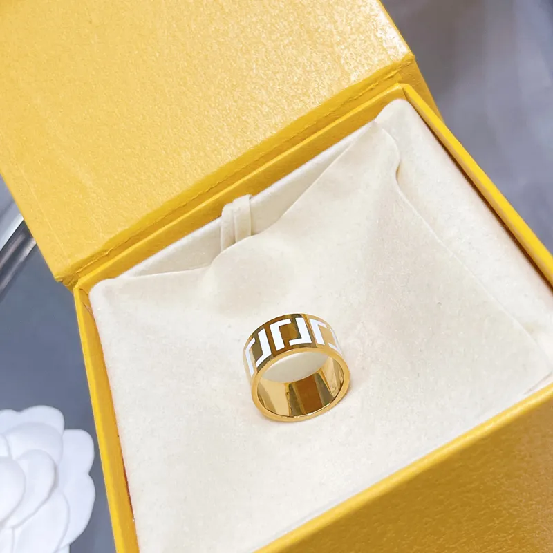 2022 Designers de luxuris tocam engajamentos de gold de designer de jóias de alta qualidade para mulheres letra de anel de amor para brincos de marca 220407 208V
