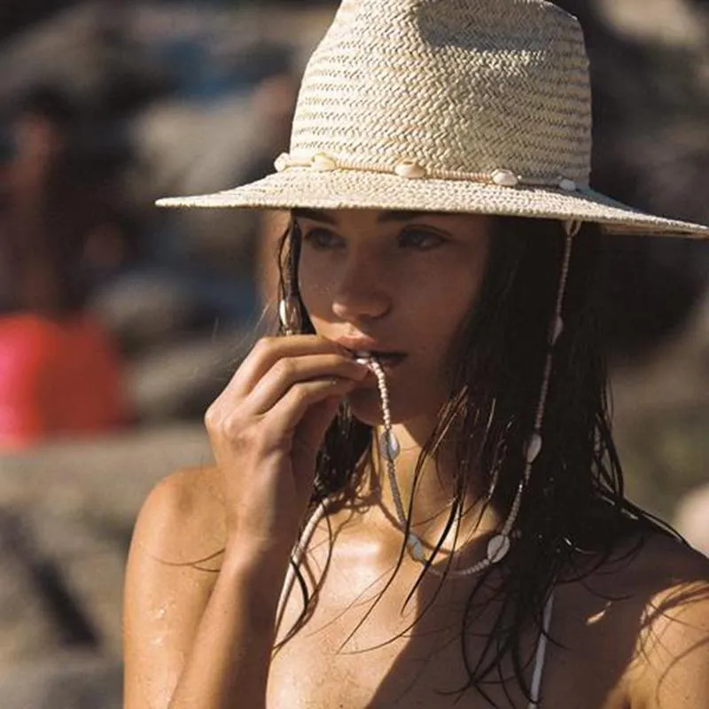 Szerokie brzegowe czapki 2022 Kobiety Naszyjnik na plażę Papier papierowy Straw Tkany pasek Fedora podbródek Zakończona kapelusz z koralikami i morkami EG3064