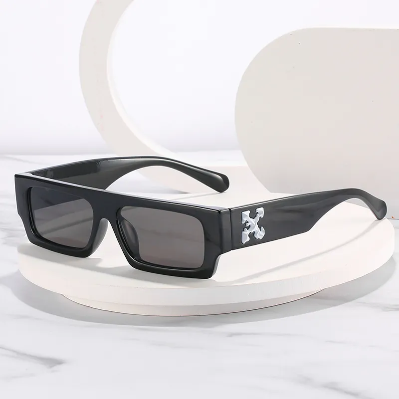 2022 Новые маленькие квадратные мужские солнцезащитные очки дизайнерские бренды тенденции 60%скидки скидки ярко -желтые женщины Черно -белые солнцезащитные очки оттенки мода