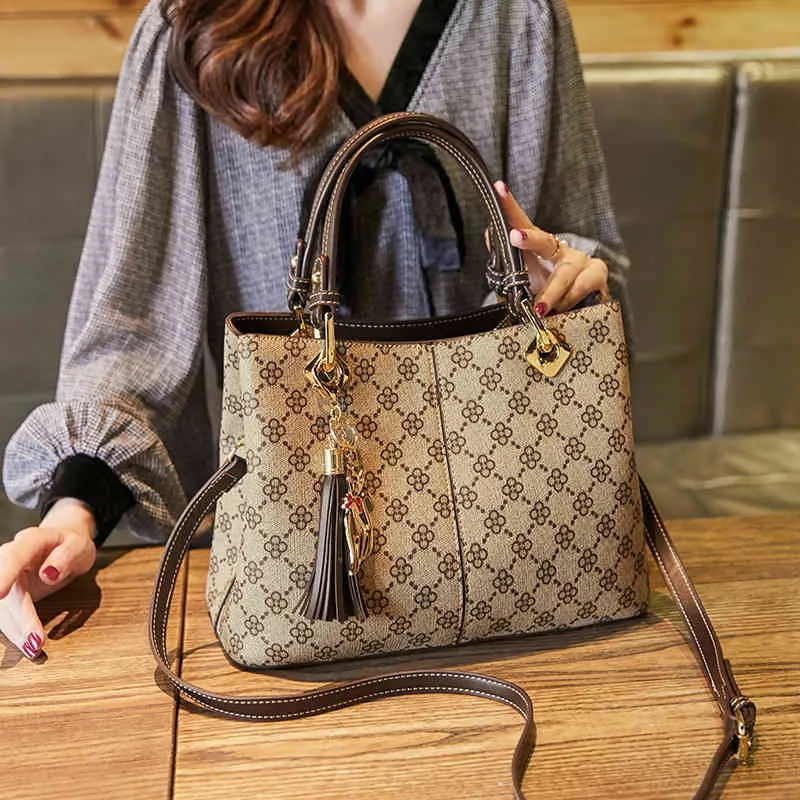 Frauenbeutel Sommer Neue Frauenhandtasche mittleren Alters der Mutter im mittleren Alter der Mutter mit einem Schulter-Messenger-Tasche Geldbörsen Y7CR351y