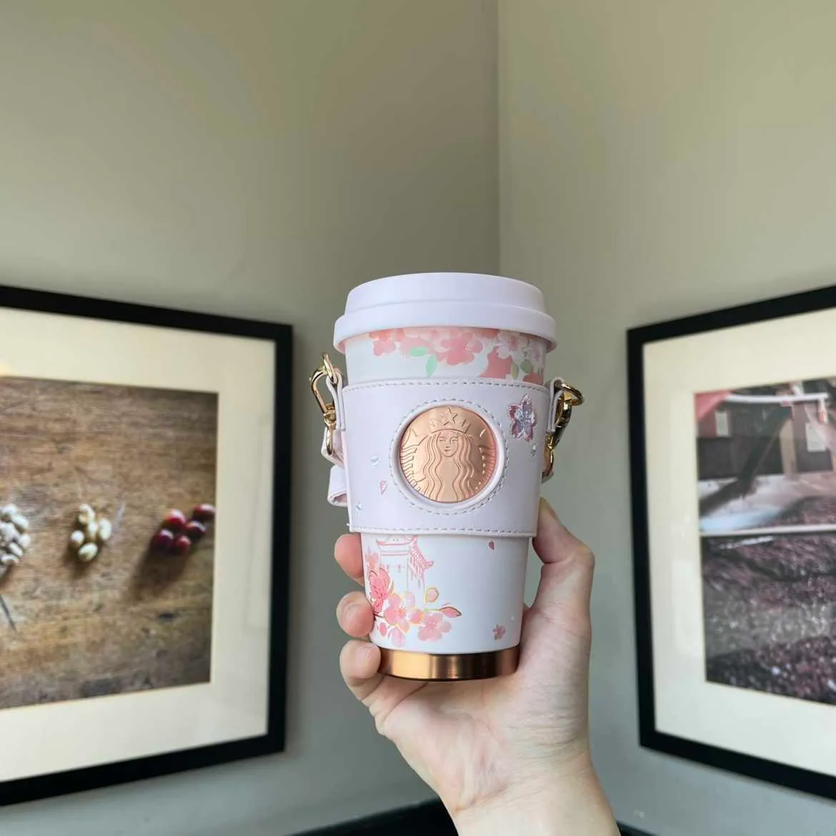 2022 Starbucks Cup Fleurs de cerisier en pleine floraison, poudre de parfum de fleur marque de cerise tasse d'eau isolée en paille de verre