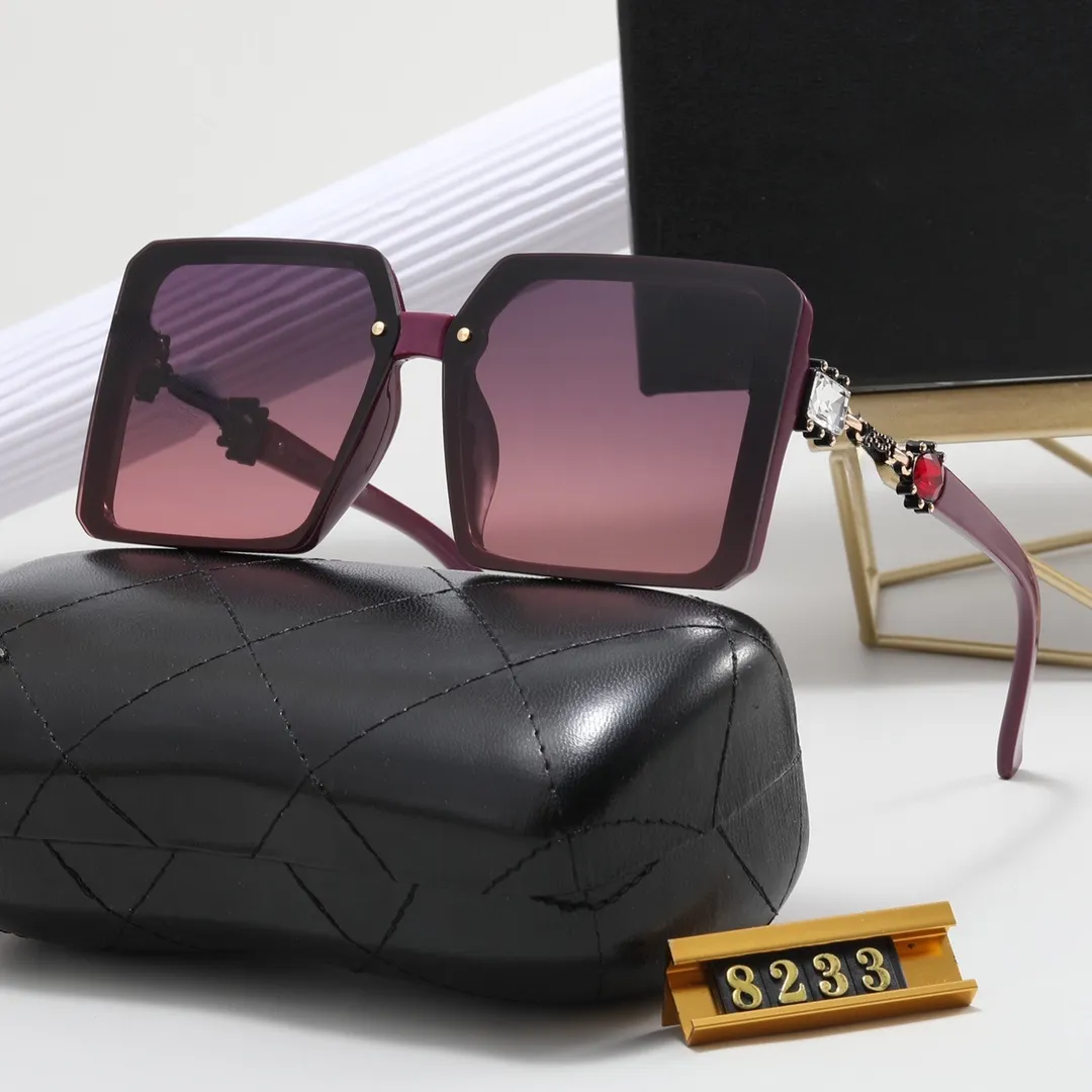 Summer High Quality Solglas￶gon ￖverdimensionerade Flat Top Ladies Solglas￶gon Square Frame Fashion Designer Belt Box 8233