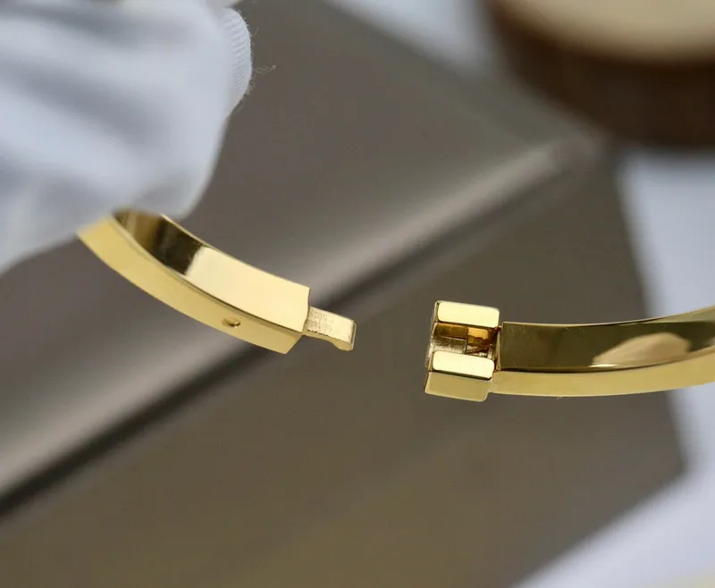 Europa américa moda estilo masculino senhora feminino titânio aço 18k banhado a ouro gravado b iniciais pulseira 232c