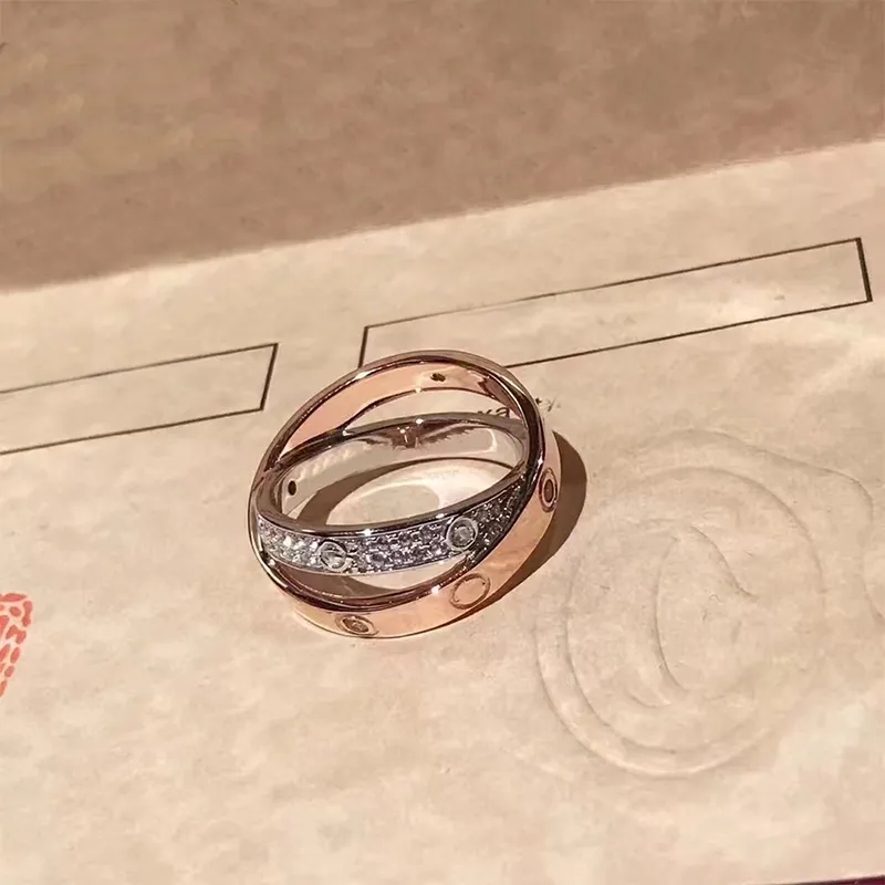 Helt ny Cross Crystal Love Ring Fashion Par Rings för män och kvinnor Högkvalitativ 316L Titanium Designer Rings smycken gåvor243m