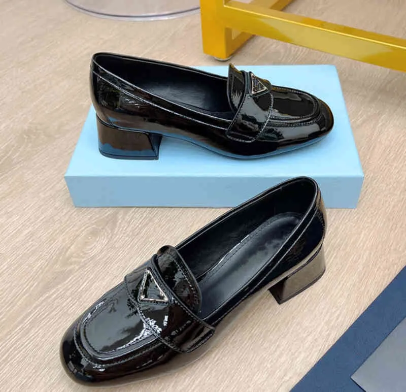 ع عائلة مقلوبة مثلث أحذية جلدية صغيرة مسطحة القاع الأوروبية والأمريكية متعددة الاستخدامات أحذية واحدة الترفيه كعب سميكة الأحذية النسائية
