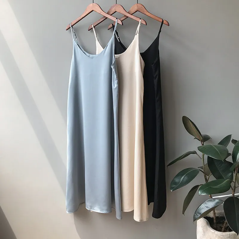 Vår sommarkvinnan tankklänning avslappnad satin sexig camisole elastisk kvinnlig hem strandklänningar vneck camis sexig klänning 220705