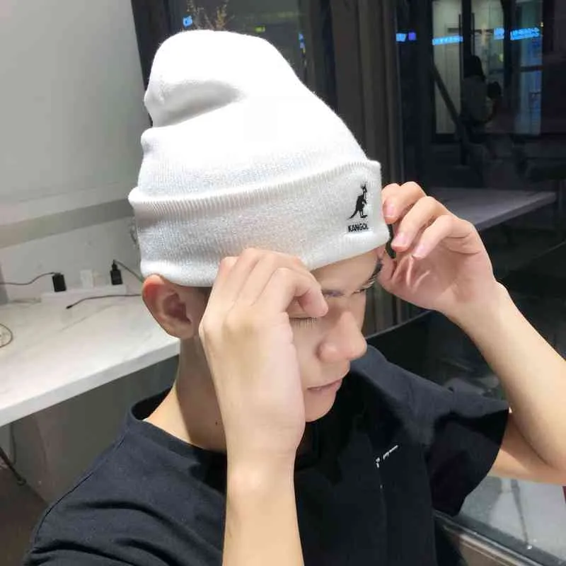 Kangols Designer Ball S Caps Korean Kangaroo Sticked Hat Cold Hat Black Letter Brodery varm och modern stickad ullhatt mode