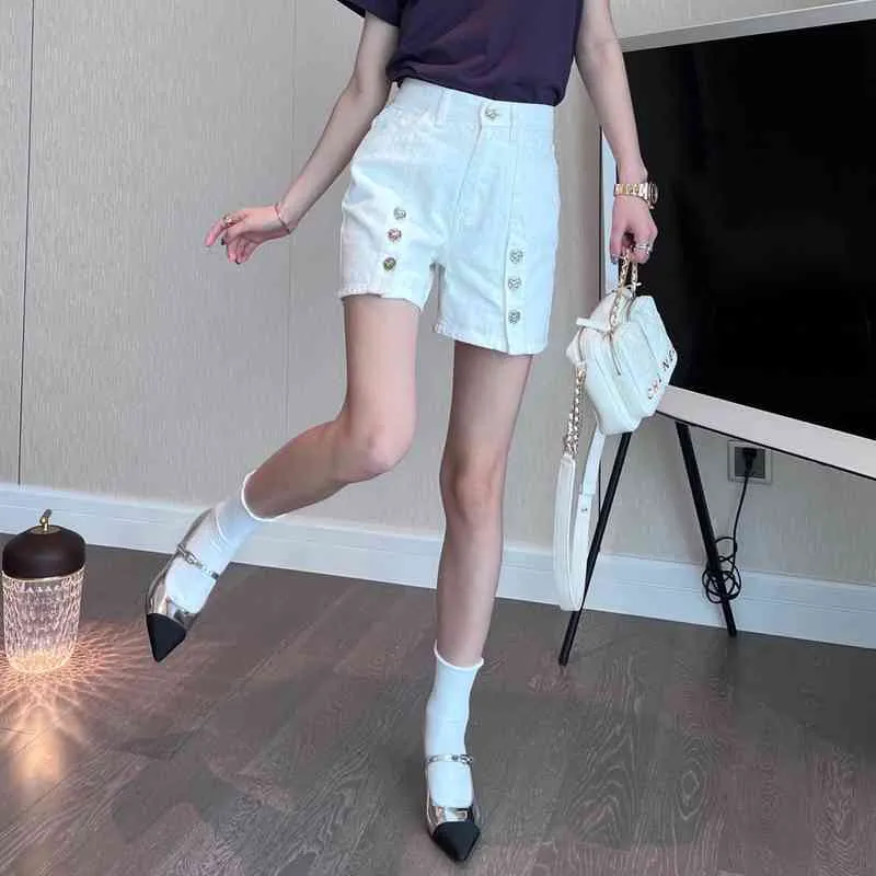 nouveau style d'été et coupe polyvalente en forme de A montre un short en jean blanc taille moyenne mince pour femme