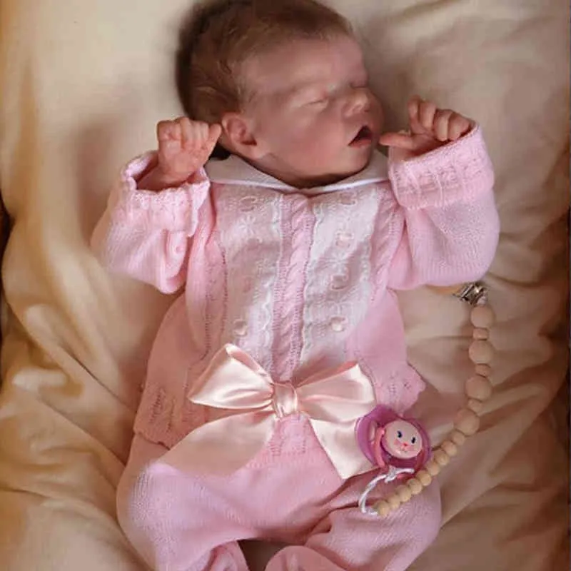 Reborn Baby Baby Doll 17 بوصة نابضة بالحياة حديثي الولادة الطفل LifeLike حقيقي ناعم لمسة Maddie مع شعر ذو جودة عالية الجودة المصنوعة يدويًا AA1360404