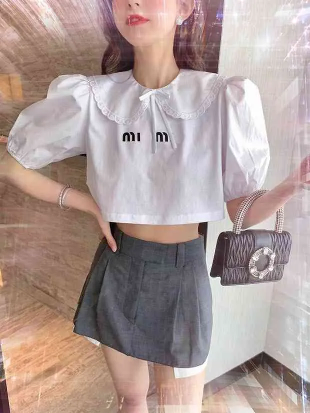 여성용 T 셔츠 디자이너 Miu Miao 22 봄 / 여름 새로운 알파벳 인쇄 자수 인형 칼라 나비 넥타이 장식 버블 소매 짧은 T 셔츠 iqro