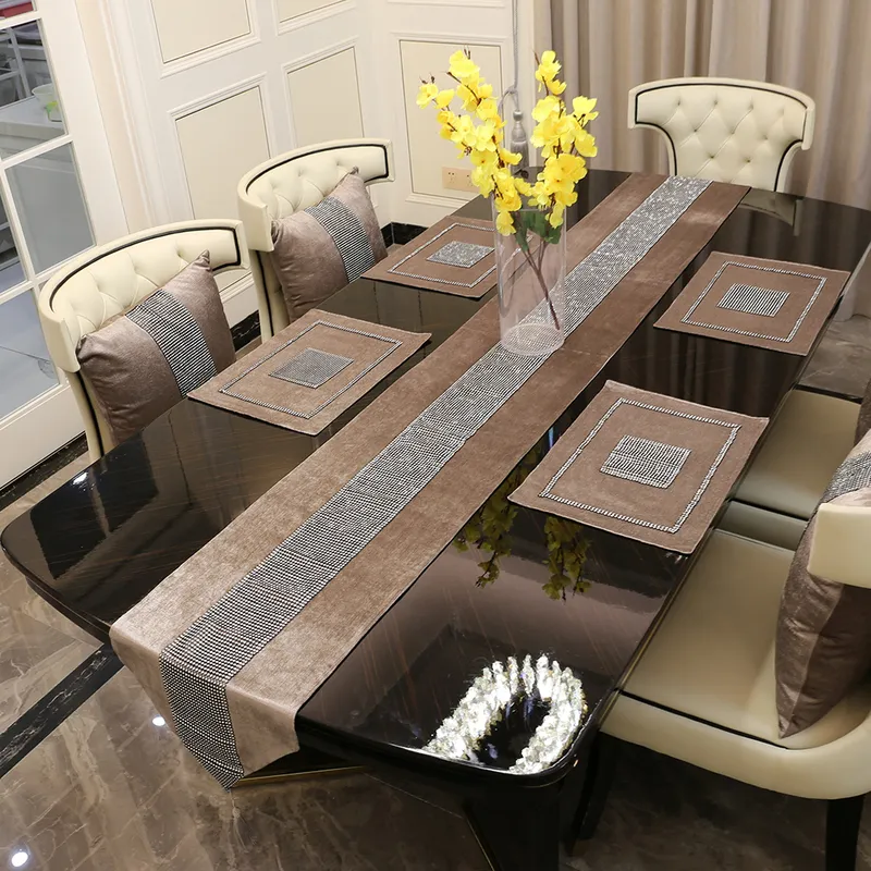 Luxury Table Runner med handgjorda strass europeiska TASSELED FLELLER Bordslöpare Bröllopsfestförsörjning Kudde Servett 220628