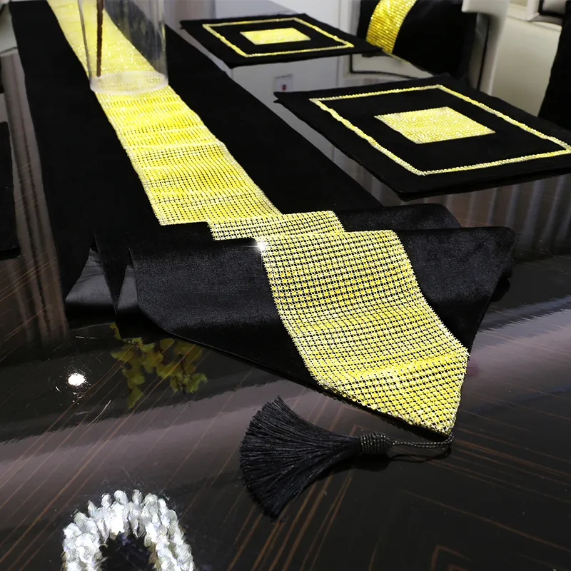 豪華な手作りのゴールドラインストーンランナーを備えたヨーロッパのタッセルテーブルランナーモダンベルベット装飾枕カバーナプキンブラック220615