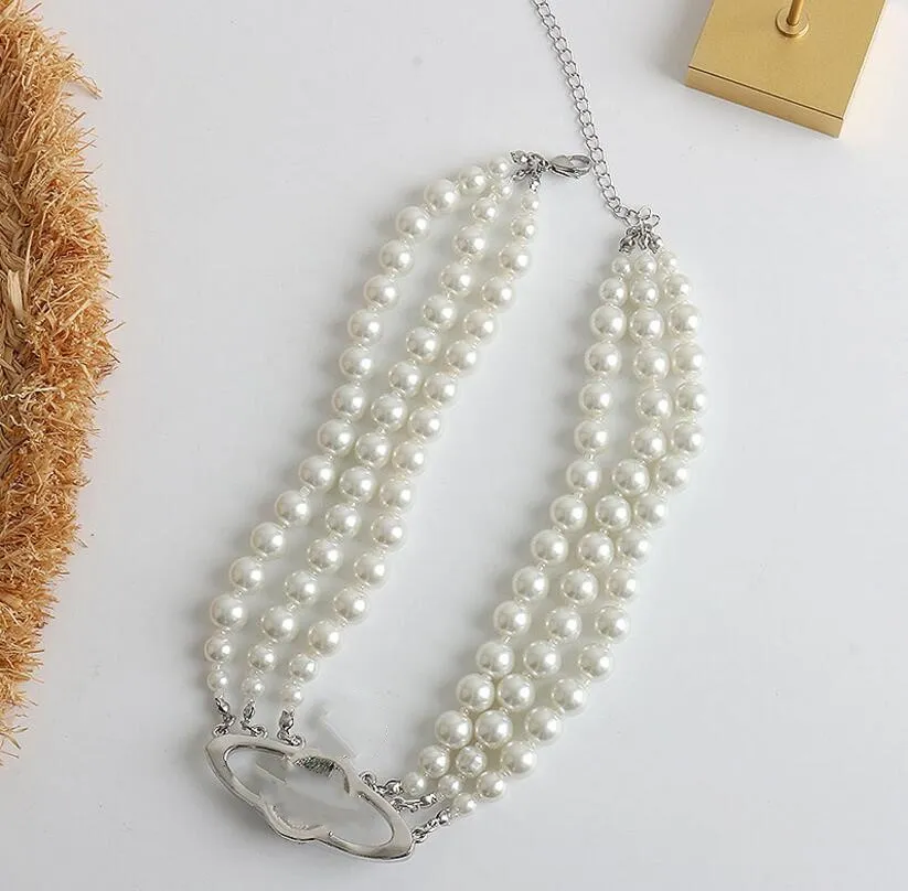 Collana di perle europee e americane a tre strati di nicchia di fascia alta con catena di clavicole tempestate di diamanti consegna veloce da donna272O