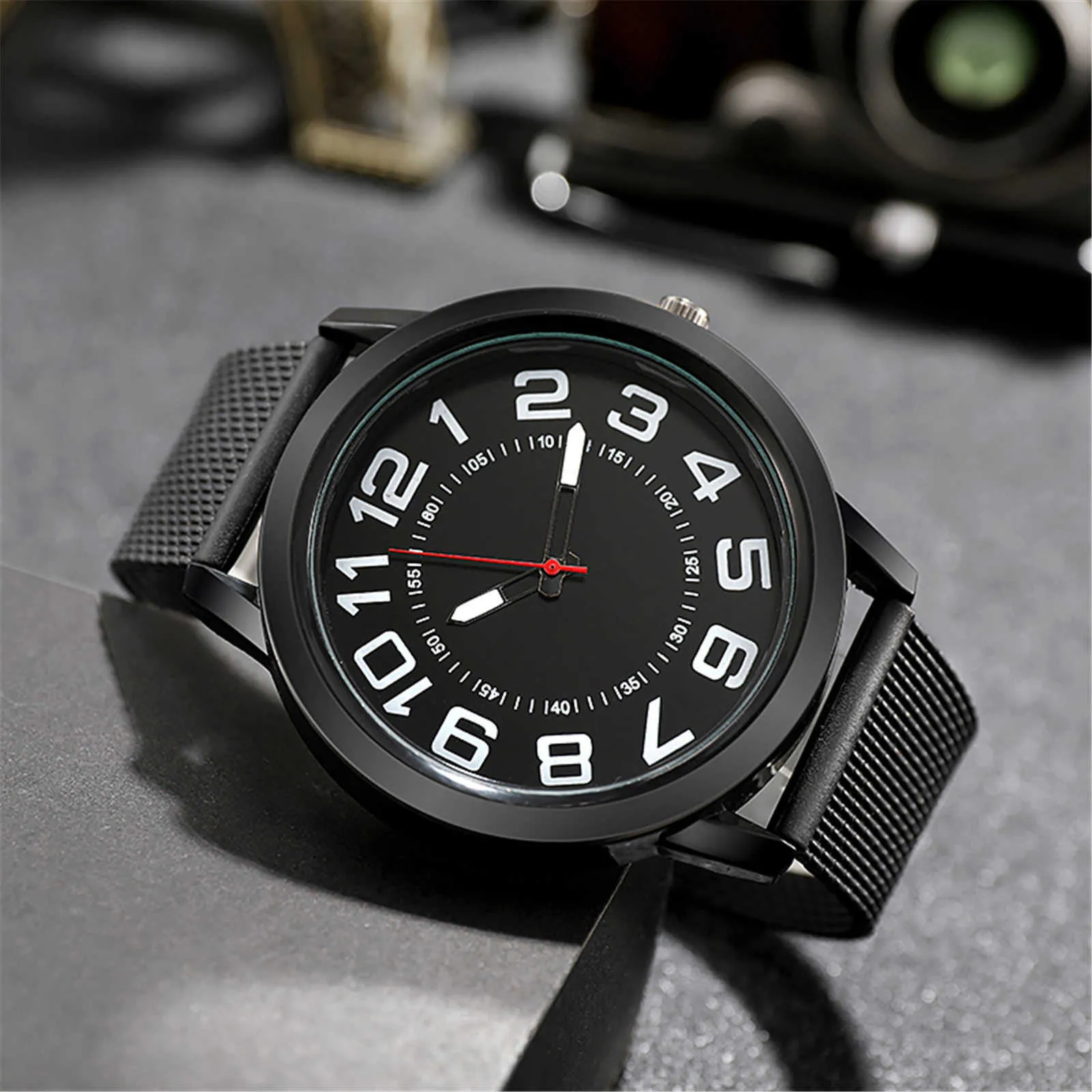 Quartz Watch Rostfritt stålband Lysande pekare för män Fashion Casual Sport Clock Armbandsur