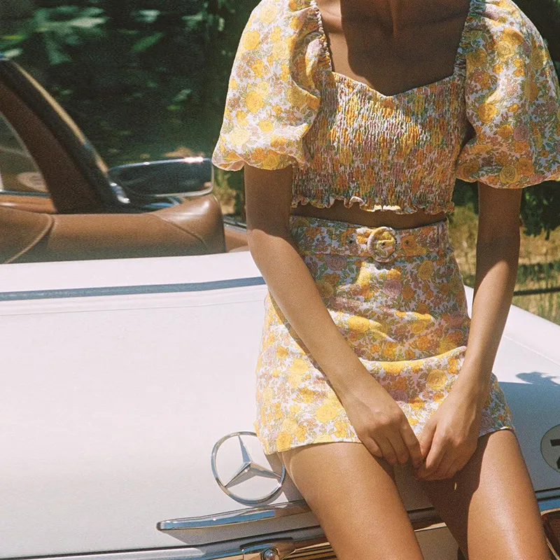 طراز العطلة المطبوعة الأكمام نفخة أعلى الحزام تنورة نسائية بدلة الصيف مجموعة من قطعتين للأزياء لتنورات النساء 220527