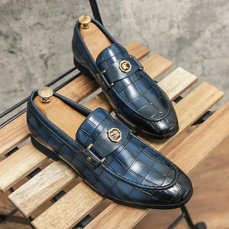 Män mode loafers affärsklänning skor pu läder europeisk stil metall dekoration låg klack platt botten runda huvudet bekväm pedal hg023c