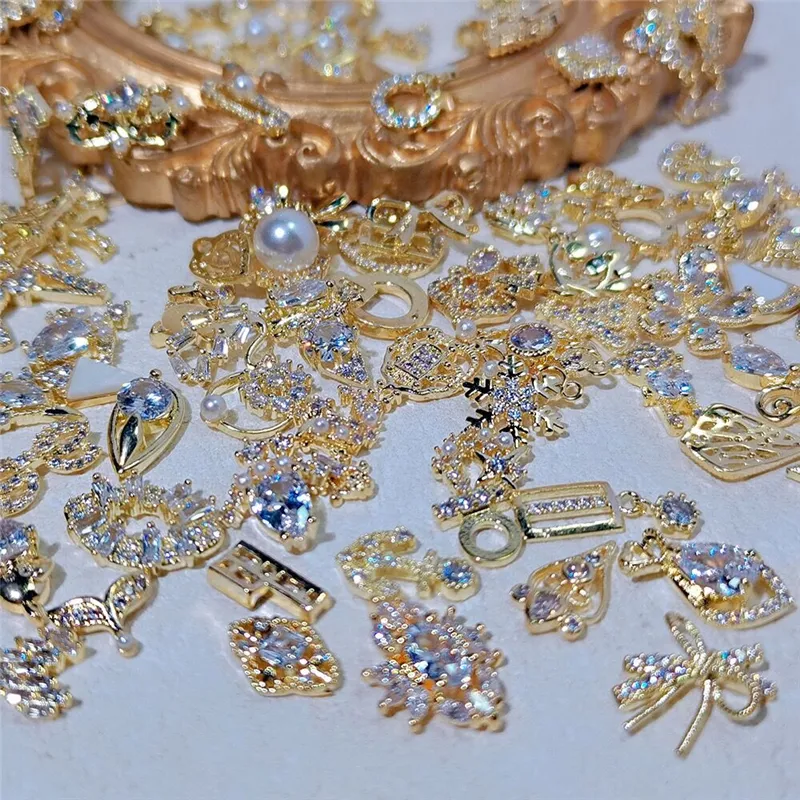 100 pçs encantos de unhas de luxo em massa unhas aleatórias zircon s deocration liga brilhante joias para acessórios de arte de unhas de ouro 220527