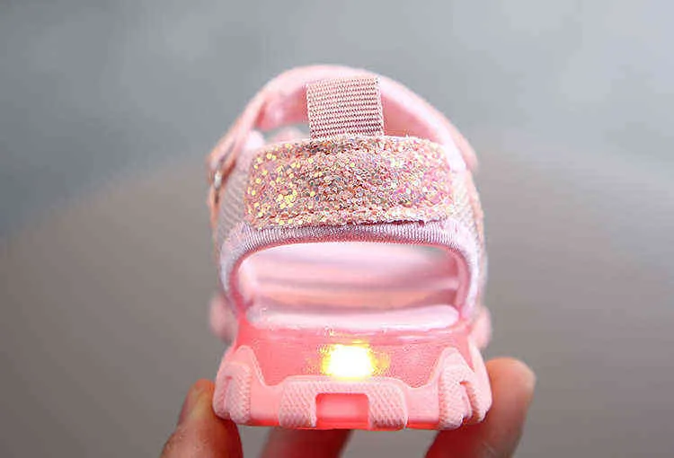 Różowe sandały dla maluchów dziewczyna z diodą LED 2021 NOWOŚĆ Oddychające letnie światło dzieci sandały świecące w kolorze czarnych białych chłopców e02185 G220523