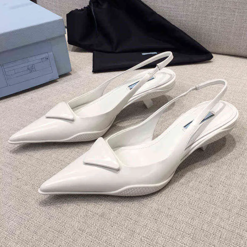 Triangolo standard scarpe basse a punta da donna 2022 nuovi sandali con tacco a forma di gatto femminile rosso netto