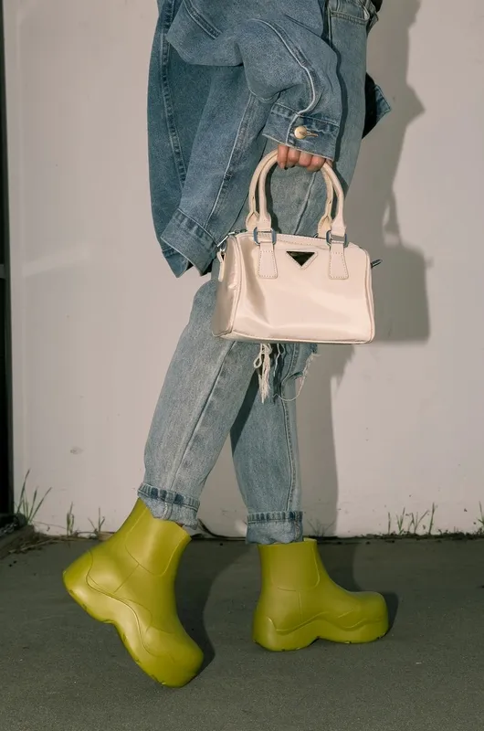 Современные модные сапоги дождя сплошные водонепроницаемые эластичные верхние толстые плоские платформу подошва круглая нога без скольжения дизайн бренда.