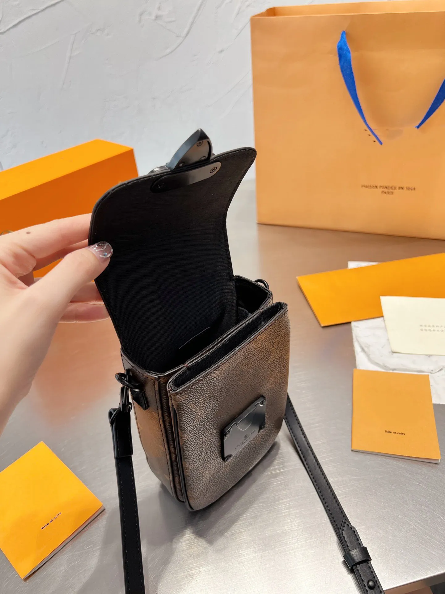 Kvällspåsar M81524 S-Lock Vertical Wearable Wallet Designer Crossbody Bag For Women Men Brand Mini Purse With Chain Single Should321B