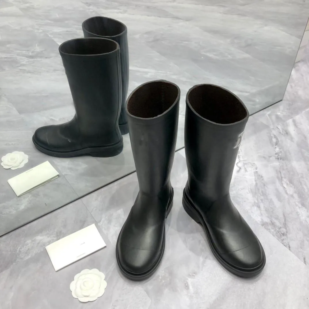 Bottes de pluie imperméables pour femmes, haute qualité, mode, bottes au genou, Tube moyen, fond épais, cheminée, Style britannique, chaussures Martin, taille 35-41, 2336