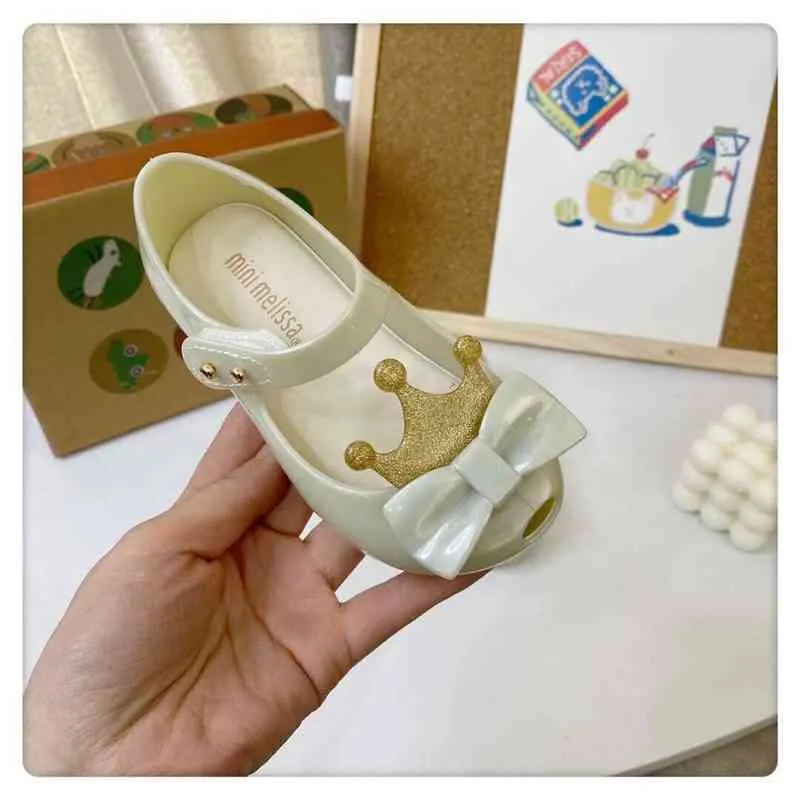 2022 Новый стиль принцесса корона Bow Girls Sandals Дети высококачественные мини -мелиссовые туфли детская пляжная обувь детская HMI058 G220523
