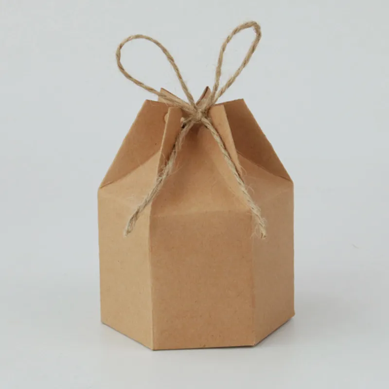 25/50 pezzi di carta Kraft pacchetto scatola di cartone lanterna esagonale contenitore di caramelle favore e regalo matrimonio Natale San Valentino forniture feste 220420