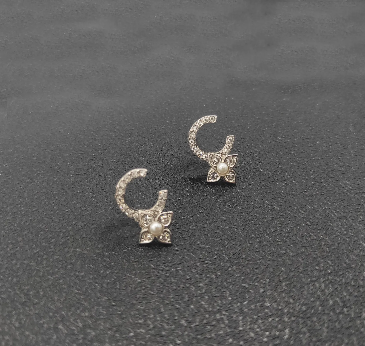 2022 Toppkvalitet Charm Stud Earring med diamant och blommor Formen Nature Shell Peads in 18k Gold Plated For Women Wedding Jewelry 339o