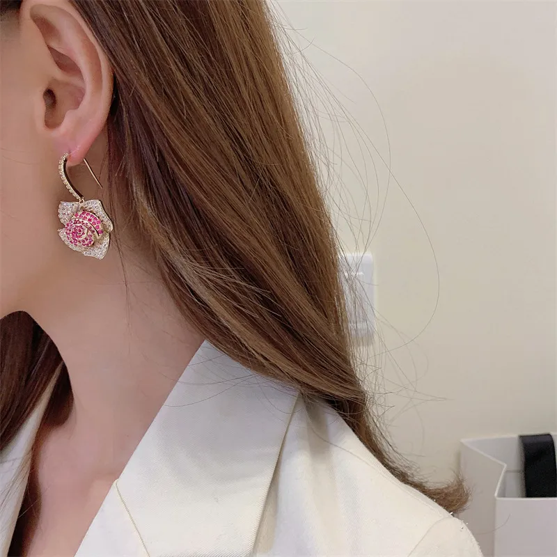Nouveau conçu Spring Dangle fleur femmes boucles d'oreilles rétro rose micro-set couleur diamants clous d'oreille célébrité femme bijoux de luxe 260k