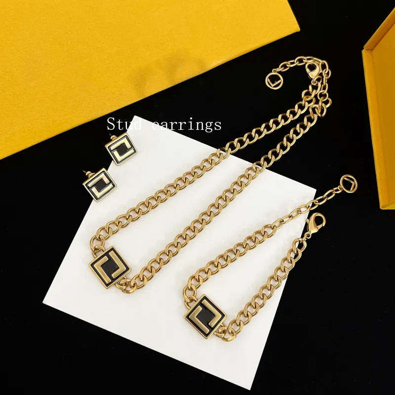 Jewelry Sets Designer Neckalce For Mens Ear Clip Bracelets Women Stud Earrings Luxury Gold Pendant Bangle Chain Link Enamel Suit B1025259
