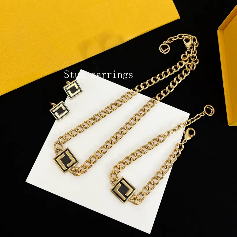 Sieraden Sets Ontwerper Neckalce Voor Heren Oor Clip Armbanden Vrouwen Stud Oorbellen Luxe Gouden Hanger Bangle Chain Link Enamel Suit Box 2022