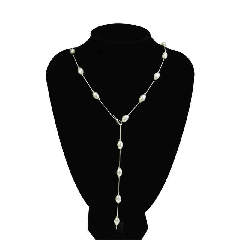 Gotisk barock pärlhänge halsband Ett långt silverhalsband på toppen av en stor dams bröllopskolonn G12133009