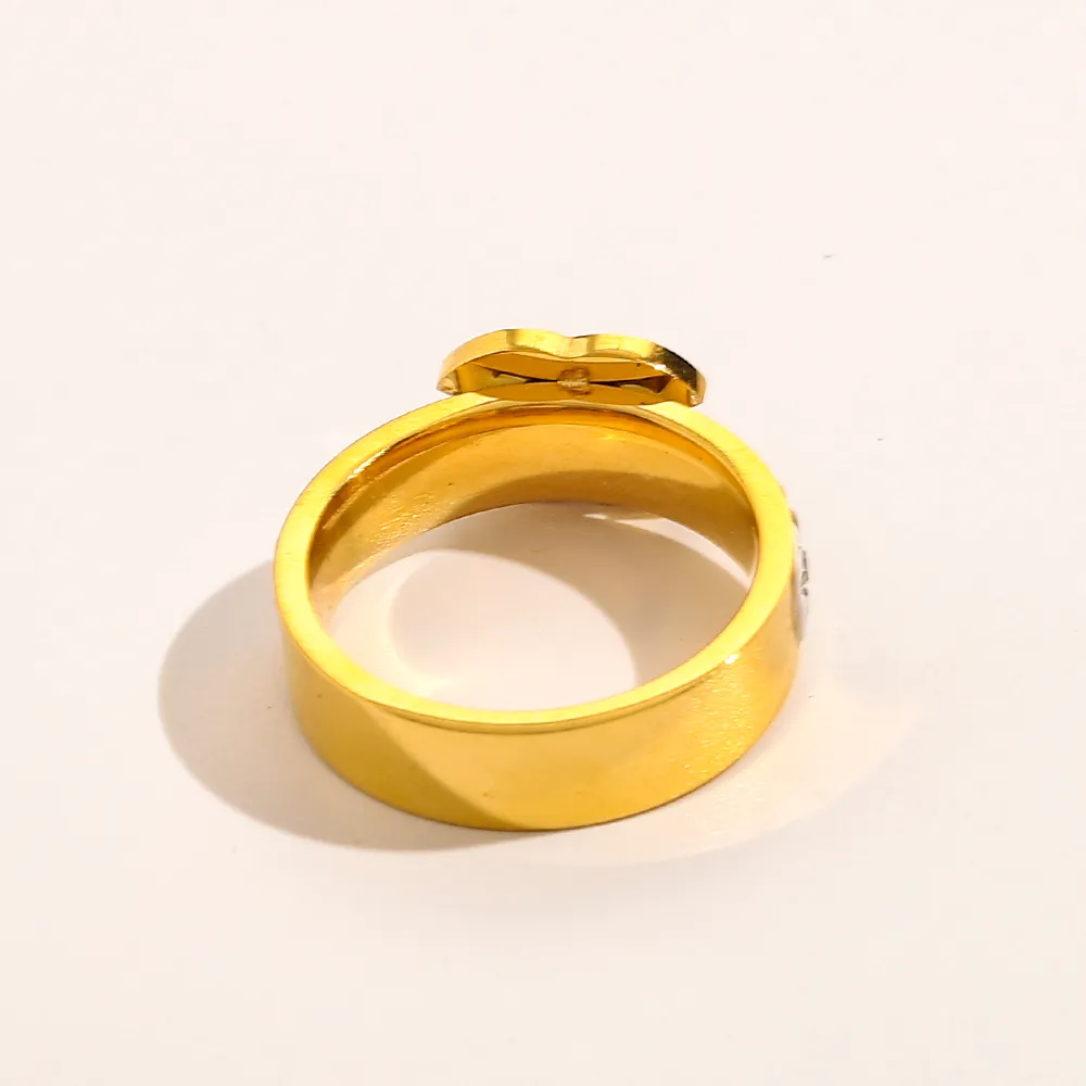 Ny fashionabla smyckesdesigner ringer kvinnor bokstav kärlek bröllop leveranser 18k guld pläterad rostfritt stål diamant ädelstenar ring f274y