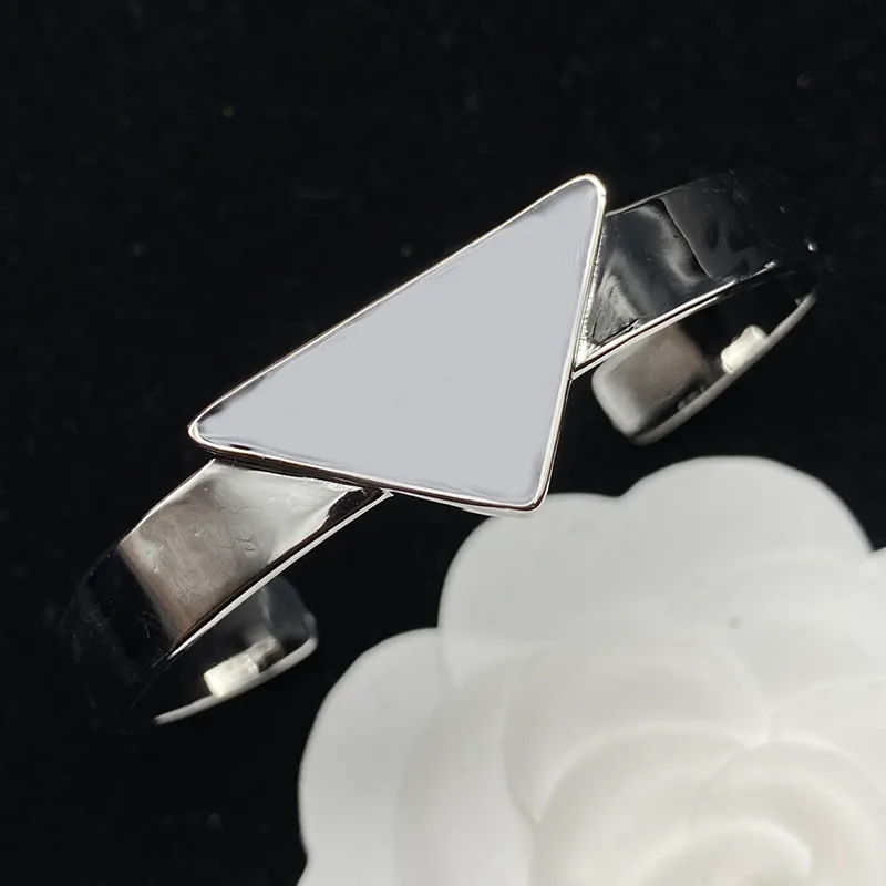 Projektanci kochają bransoletki dla kobiet męskie trójkąt litera bransoletka mężczyźni urok bransolety luksusowe biżuteria na prezent ślub D2205072z