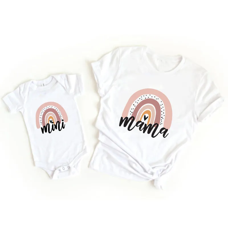 Rainbow Mommy and Me Shirt Fashion Famiglia Vestiti coordinati Rainbow Mama e Mini T Shirt Cute Family Look Outfits 220531