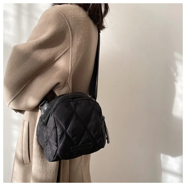Kvinnor Nylon quilted rymlig svart handväska dam Söt vintertrender Smart telefon Essential Portable Zippy Everyday Crossbody Bag 220401