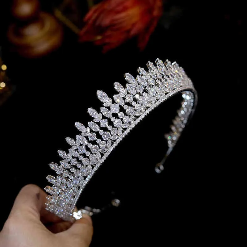 Nowy Tiara Srebrny Kolor Kryształ Cyrkonia Wydłużona Korona Nagrody Bridal Królewski Wedding Włosy Akcesoria Kobiety Biżuteria CZ diadema AA220323