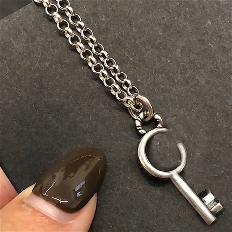 Nyckeldesigner halsband dubbel bokstav g lyxhalsband för män sval fast färg tunt kreativ form charmig pläterad silverhänge186f