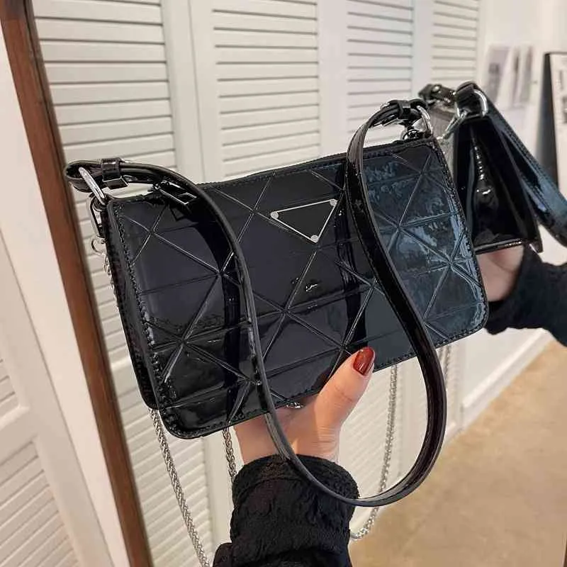 Handväskor 70% rabatt på den nya kedjan Small Square Bag 2022 Mirror Laser Underarm är enkel och Sling One Shoulder Oblique Span Women's Purses